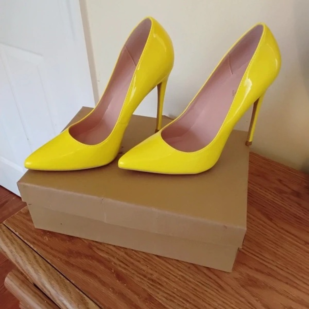 Elegant Yellow Pointed Toe Heels